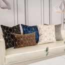 Capa de Almofada para Sofá Aveludada e Bordada - Almofada Geométrica